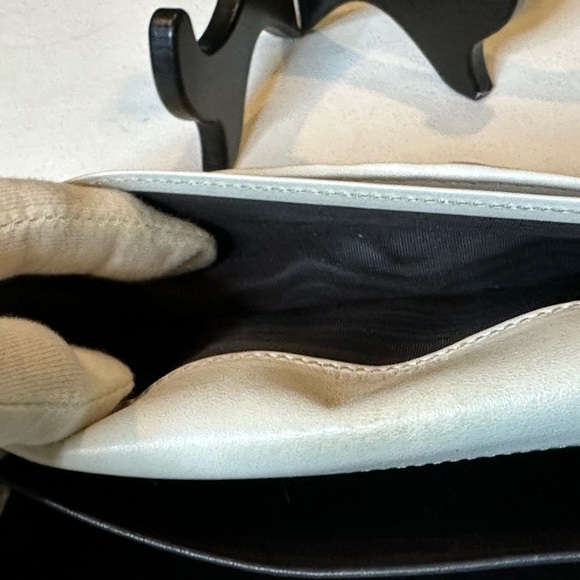 Gucci Cream Monogram Wallet with Heart Clasp - Picture 10 of 15